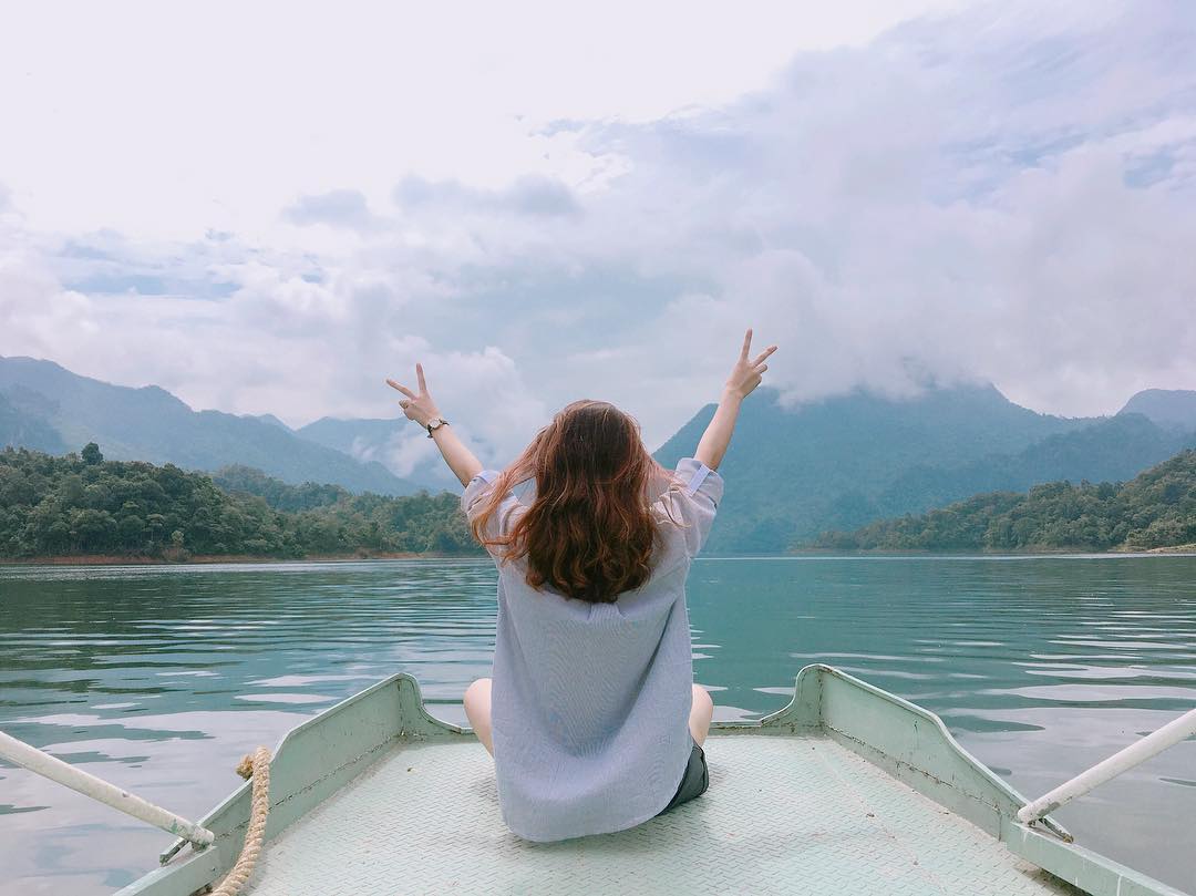 Ngồi trên thuyền vi vu hồ Na Hang và cảm nhận sự bình yên – Ảnh: CheckinTravel
