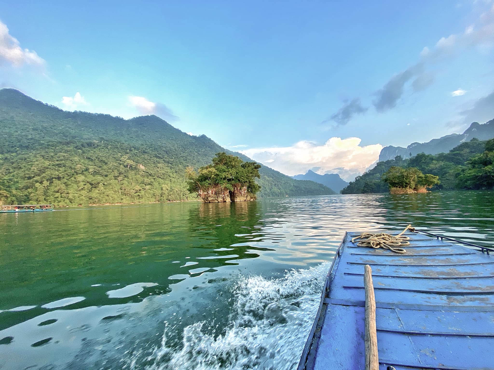 Hồ Ba Bể 4 mùa nước trong xanh, thời tiết mát mẻ – Ảnh: ThuyHanh Phan
